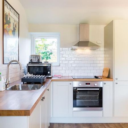 Charming Cottage Surrounded By Idyllic Garden In Peaceful Location In Central 查尔伯里 外观 照片