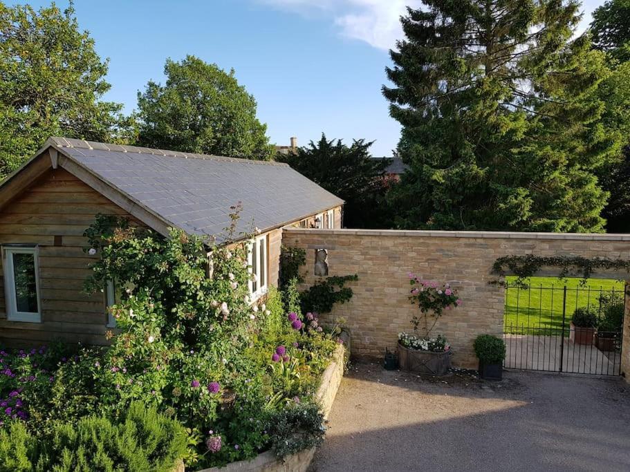 Charming Cottage Surrounded By Idyllic Garden In Peaceful Location In Central 查尔伯里 外观 照片