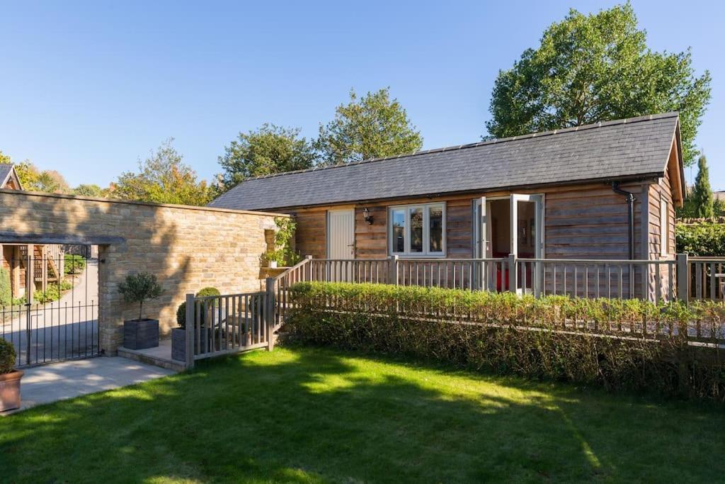 Charming Cottage Surrounded By Idyllic Garden In Peaceful Location In Central 查尔伯里 外观 照片